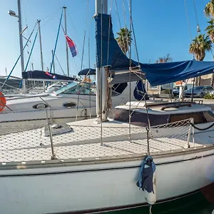 Pequeno Velero En Port Forum Ideal Backpackers Hotel en barco Sant Adrià de Besòs